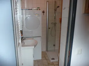 Godt vedligeholdt, roligt, med indendørs pool, parklignende grunde og adgang til søen - Image 3