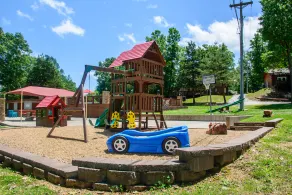 Fantastische Blockhütte mit Blick auf Pool und Spielplatz - Image 2