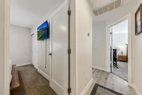 6 chambres haut de gamme avec bain à remous, 13 lits, table de billard, plus dans un emplacement central! - Image 2
