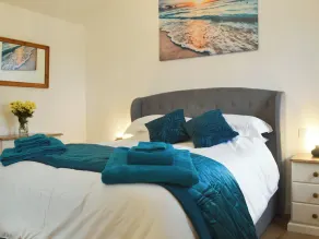 A great choice for couples wanting a relaxing escape close to the coast. - Image 3