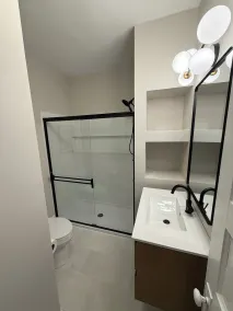 Newly Remodeled 4 bedroom - 5 minute walk to downtown fountain! - Image 3