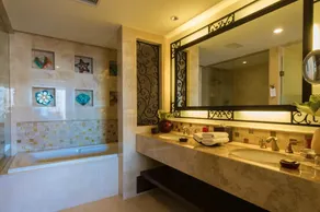 Gorgeous Beachfront Resort & Spa Studio Suite sleeps up to 4 - Image 3