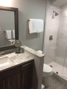 Nyrenoverede 2BR / 3BA Condo trin til elevatorer og Main Street - Image 2