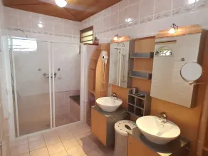 Magnificent property with Jacuzzi and private dock - Image 3