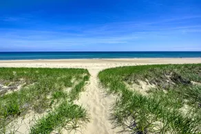 Sagamore Beachfront Cottage Escape - Image 3