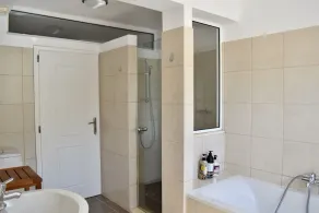 Villa isolée, 6 couchages, piscine privée et jardin, climatisation complète, près du village - Image 3