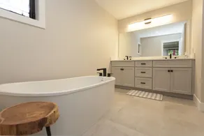 REDBUD HOLIDAY HOUSE: Spacious, Modern Home–Sleeps 14 Plus Incredibly Walkable! - Image 4
