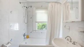 Lovely Shelter Island cottage with panoramic bay views, secluded, screened... - Image 2