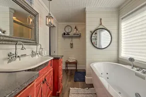 Red Door Retreat House & Cottage on Lake Chatuge- by Chatuge Home Concierge<br>Lakefront, private dock, fire pit, hot tub - Image 5