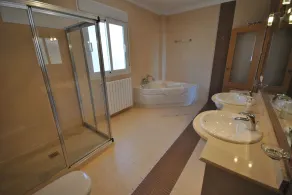 VILLA AVEC VUE SUR LE LAC, PISCINE PRIVÉE ET PARKING À 30 MIN DE LA PLAGE - Image 3
