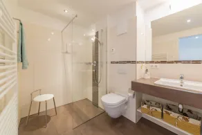 Exclusivo apartamento com vista para o mar e varanda, Wi-Fi, apenas 100 metros da praia - Image 2