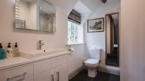 A sudeley castle cottage that sleeps 6 guests  in 3 bedrooms - Image 2