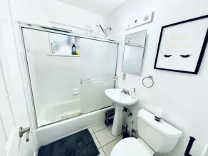 Comfortable 3Br home in Fremont with AC/Free Parking - Image 3