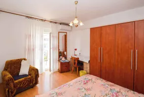Holiday apartment with air conditioning and parking - Image 5