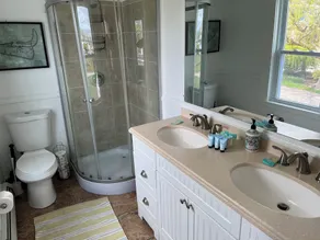 In town apartment!!! A block and a half from ferry!!! 356 High Street. - Image 3