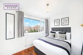 Cosy 3-Bedroom Serviced House with Free WiFi and Parking By Redwood Stays - Image 3
