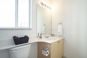 Lovely 2 bedrooms 2 bathrooms Apt, Sleeps 4, Split King bed, Free Parking, Pet OK - Image 3