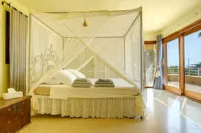 Elegant Villa with Pool, Jacuzzi, Garden, Terrace, Air-Conditioning & Wi-Fi - Image 5