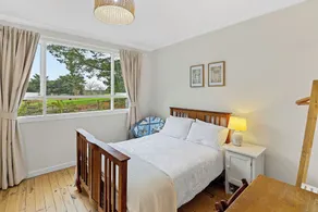 Modern character cottage 10 minutes to Mount Gambier on picturesque small farm - Image 5