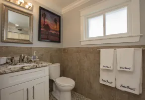 Nouveau concepteur moderne 2BR, 1BA à côté de l'accès Intercoastal.  Parking pour bateaux disponible. - Image 3