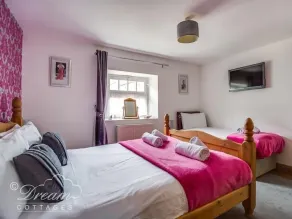 UPSIDEDOWN HOUSE, pet friendly, with a garden in Brewers Quay Harbour - Image 3