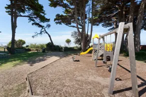 Sorrento, easy walk to beach & sailing club, with heated swim spa (sleeps 10) - Image 2