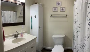 Cozy Chic Farmhouse for Traveling Professionals - Image 2