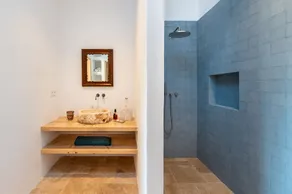 Luxurious villa with swimming pool - Image 3