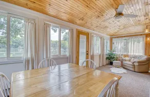 Beautiful lake front home. Amazing view! - Image 4