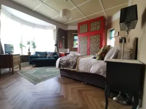 William Morris, Spacious ground floor lux double bedroom - Image 4