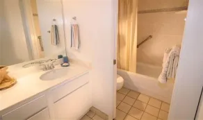 OceanFRONT, OPDATERET, 4. sal, 1BR Cali King, ikke-ryger, SHARP! - Image 3