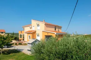 Four bedroom villa with private pool - Image 2