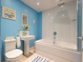 Stunning Coastal Cottage - Sleeping 4 in 2 Bedrooms - Pool and Beach Access Included. - Image 3