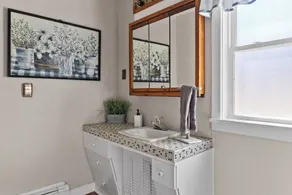 Gorgeous loft in the heart of LeClaire, Iowa - Image 3