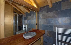 Chalet, à 200m des pistes de ski, piscine, sauna, balcon, cheminée ou poêle à bois, parking - Image 4