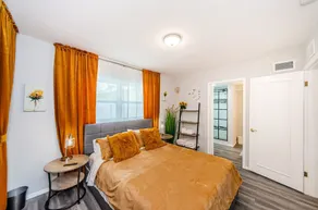 Beautiful, Quaint, and Charming 1 Bedroom Private Suite with Fenced Backyard!  - Image 5