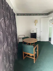 Sundown Inn - Image 5