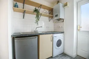 6 Bedroom House- Free Parking, Fast Wifi & SmartTV - Image 2