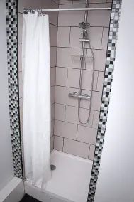Large 3 bed House Wolverhampton Families and Contractors - Image 3