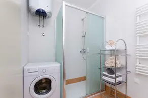 Holiday apartment with balcony and air conditioning - Image 3