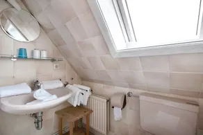 Holiday Home \"Für 7 Gäste Sylt\" with Private Garden & Wi-Fi - Image 3
