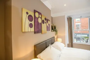 City center 1 bed en-suite room. king sized bed,  free WIfI Toiletries smart tv - Image 5