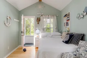 Charming Pine Point OOB Beach Cottage Tiny House, Steps away from the beach - Image 4