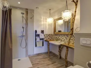 Gîte éco-responsable avec bassin naturel et vue panoramique - Image 2