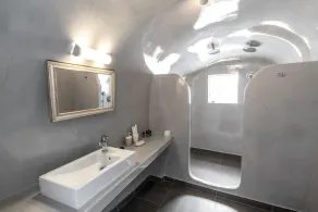 Fira-Cave-Sleeps 13-Parking-Pool-Pet Friendly - Image 5