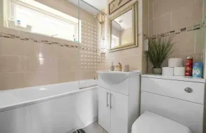 Tranquil Aylesford Retreat With 5 Bedrooms - Image 2