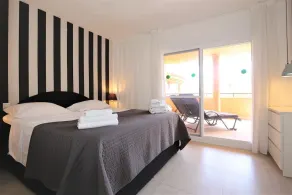 Appartement spacieux au rez-de-chaussée avec clima, Proche de la plage, des piscines et de la ville - Image 4