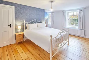 Host & Stay - Kenmore - Image 4