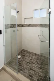 Modern Lux Town Home, 5 Min from Public Beach & Walmart - Image 3