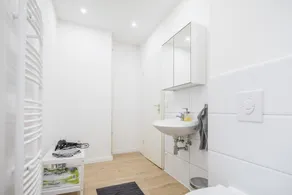 Spacious Two BR Close To Stadtpark and Street Parking - Image 5